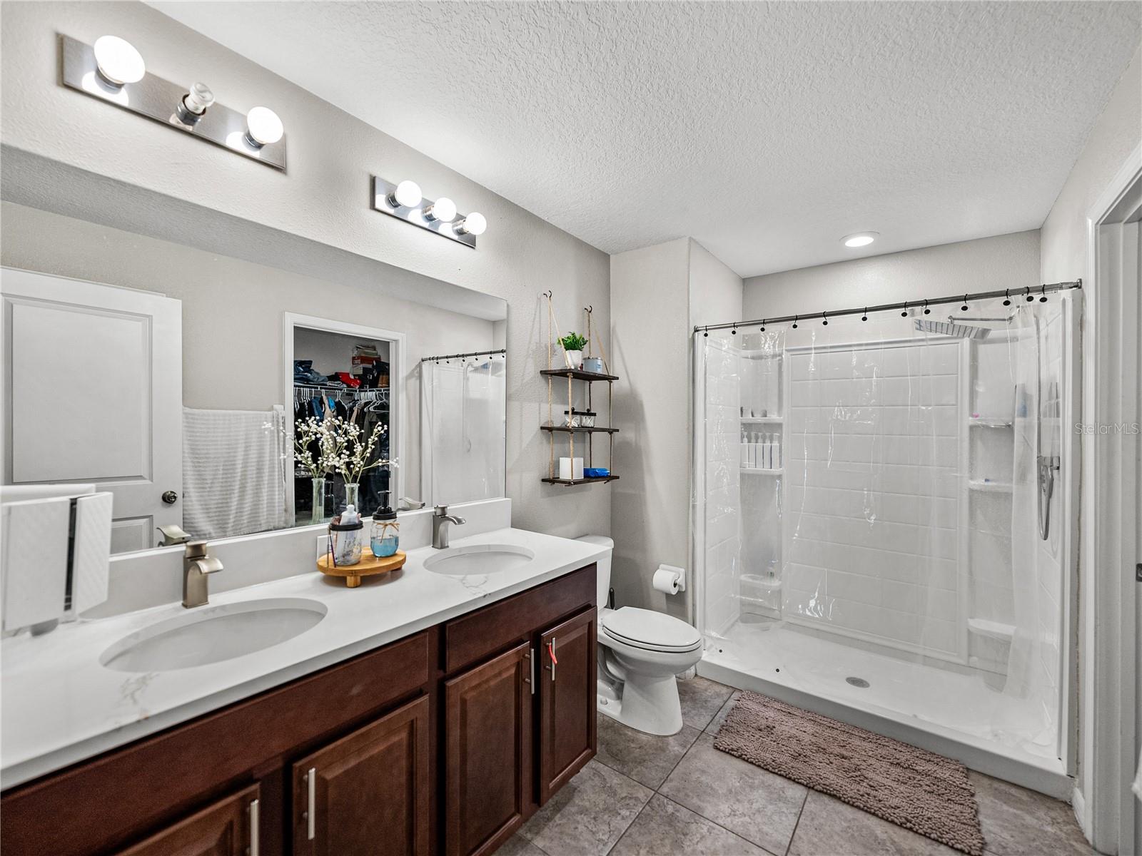 Double vanity & extra cabinet space for storage~