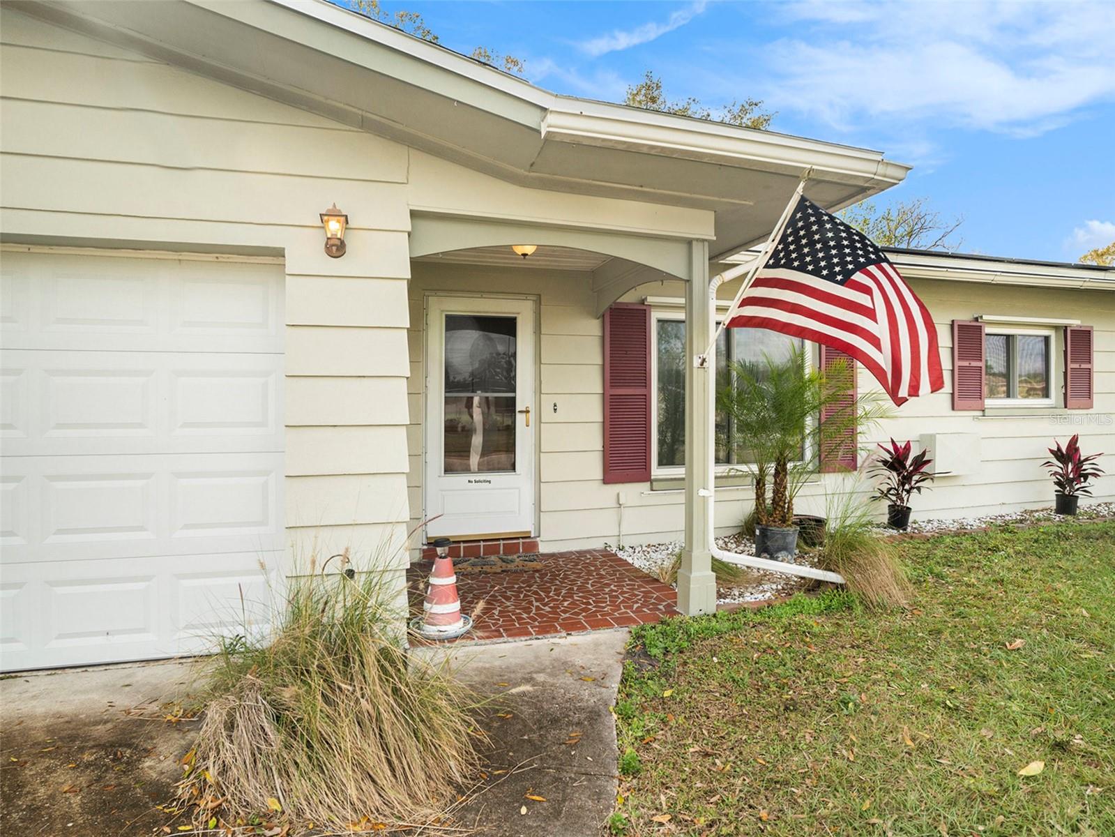 989 6TH AVE NELARGO, FL 33770 - Living Room