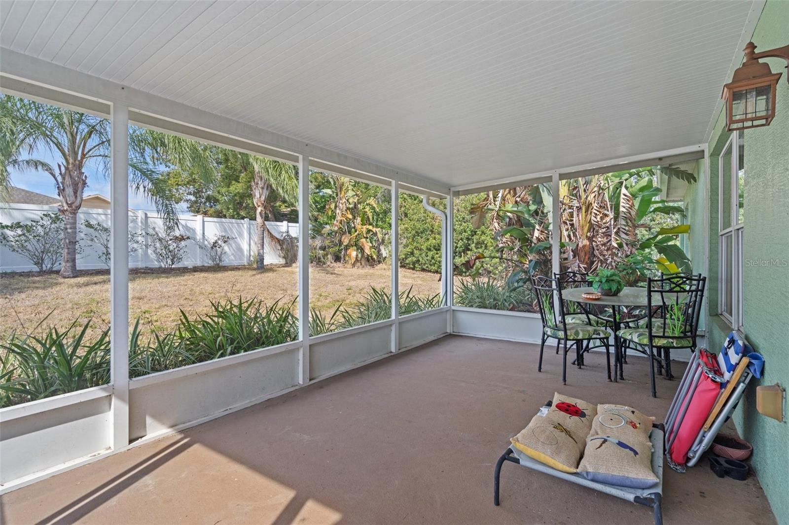 Lovley Large Screened In Porch