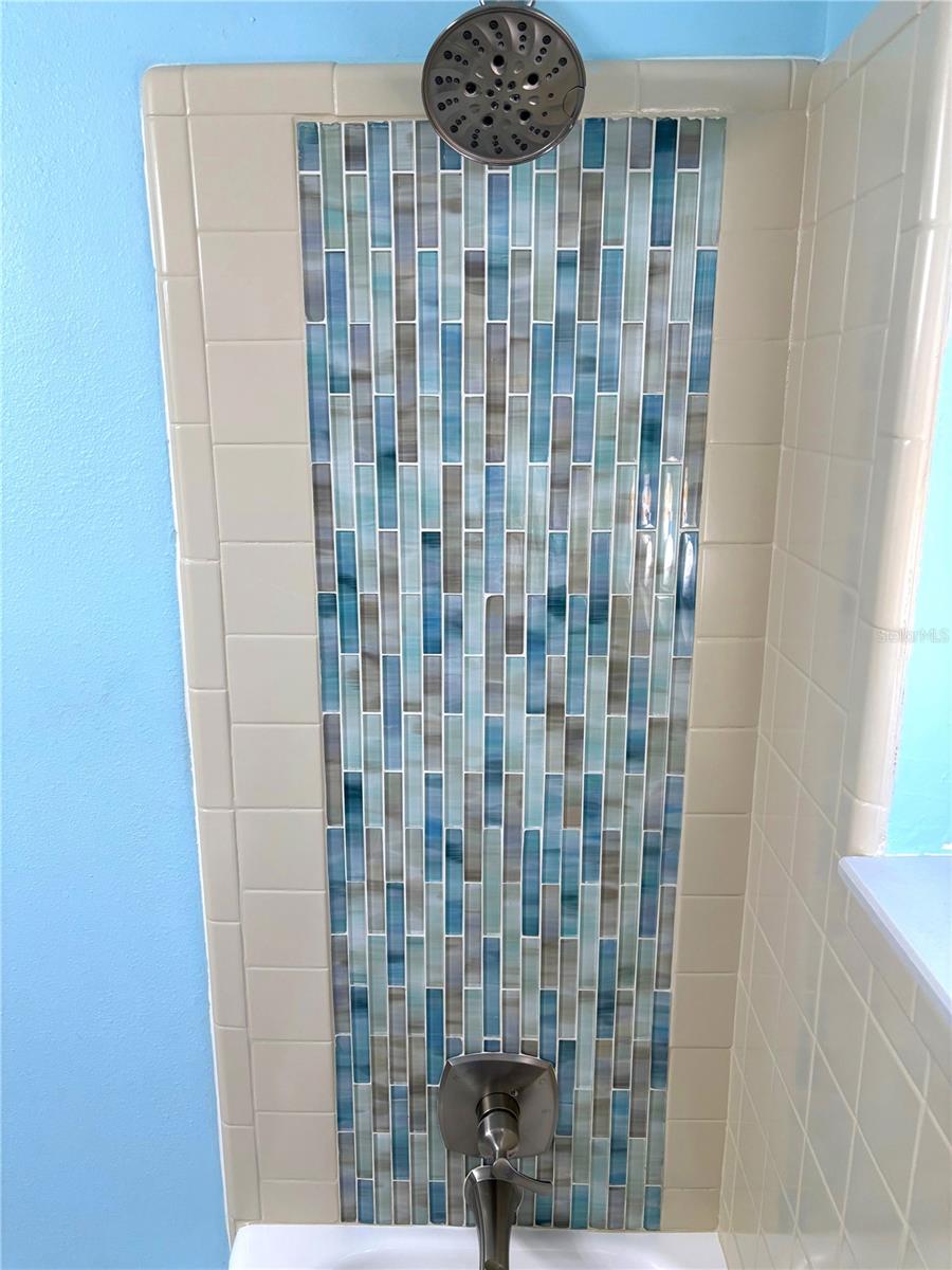 Beautiful tile inset in tub