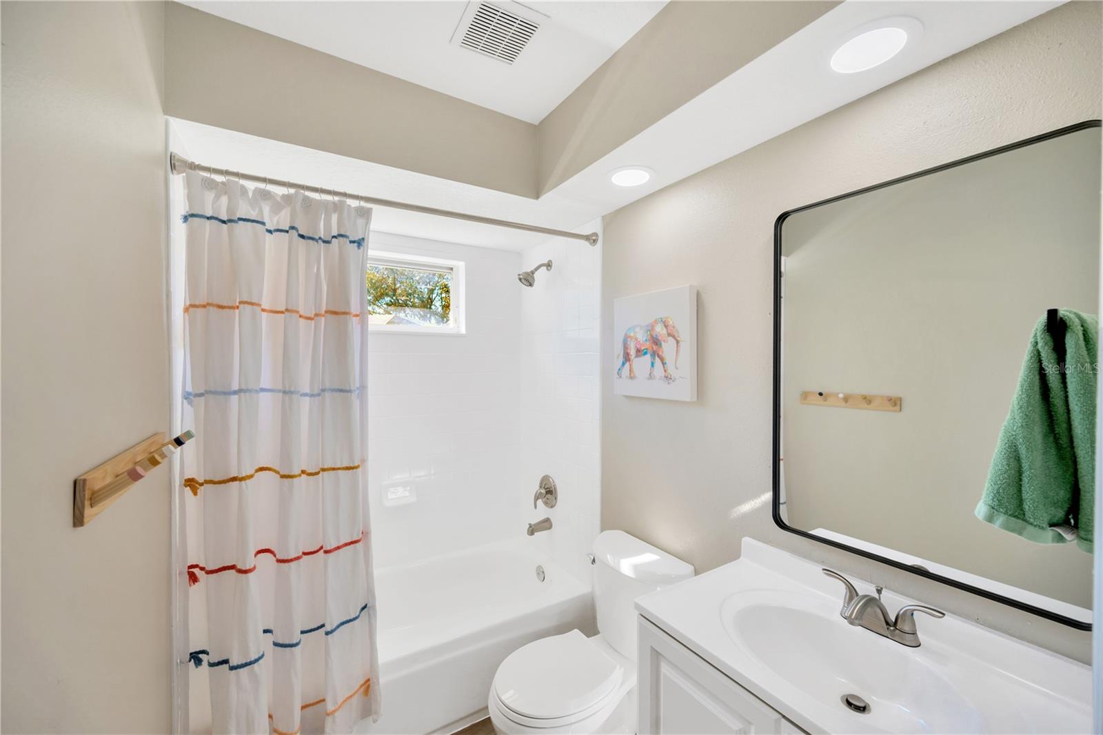 The second vanity is enclosed with the tub/shower combination so both sinks can be utilized at the same time privately.