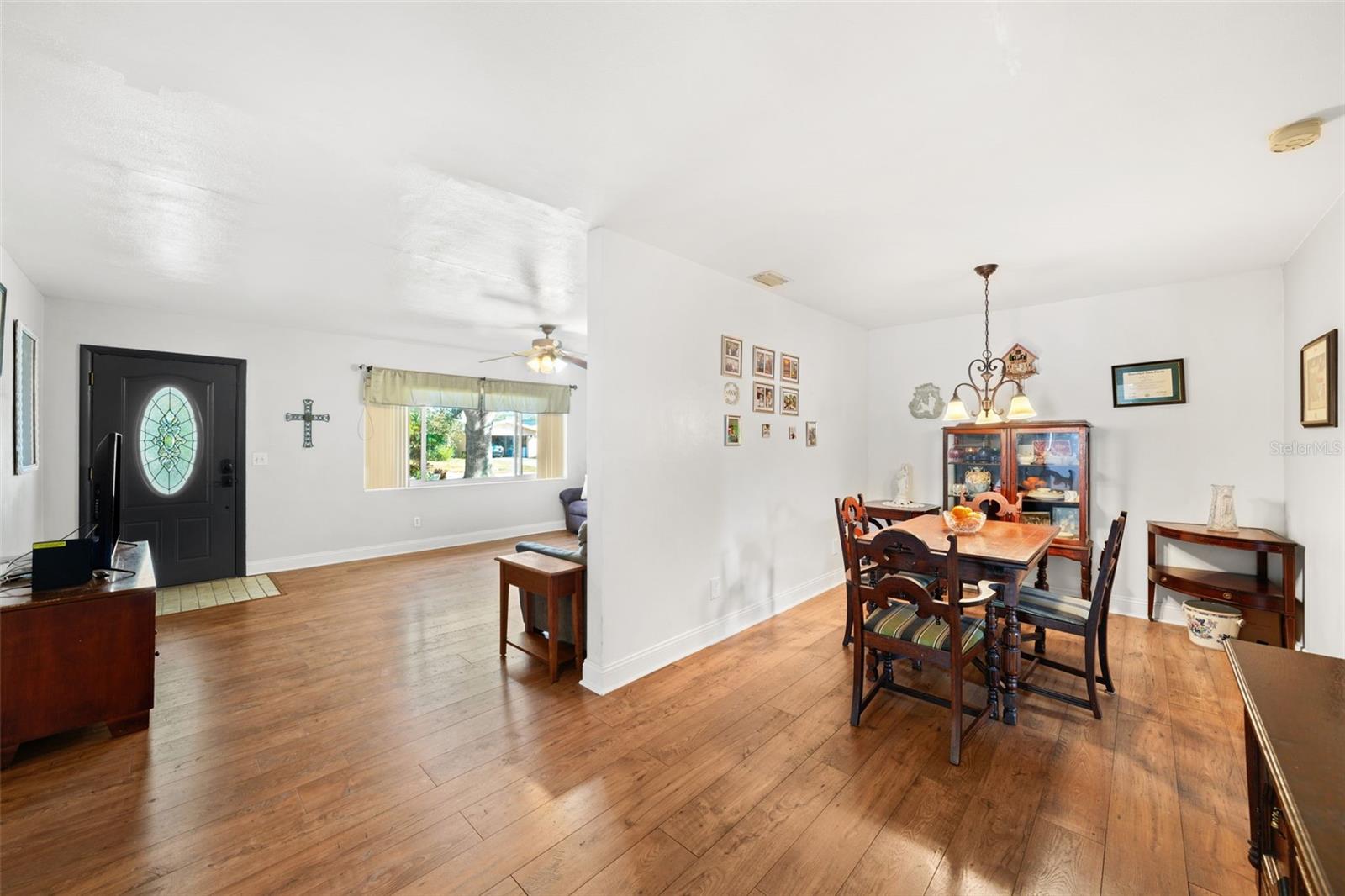 LARGE DINING ROOM