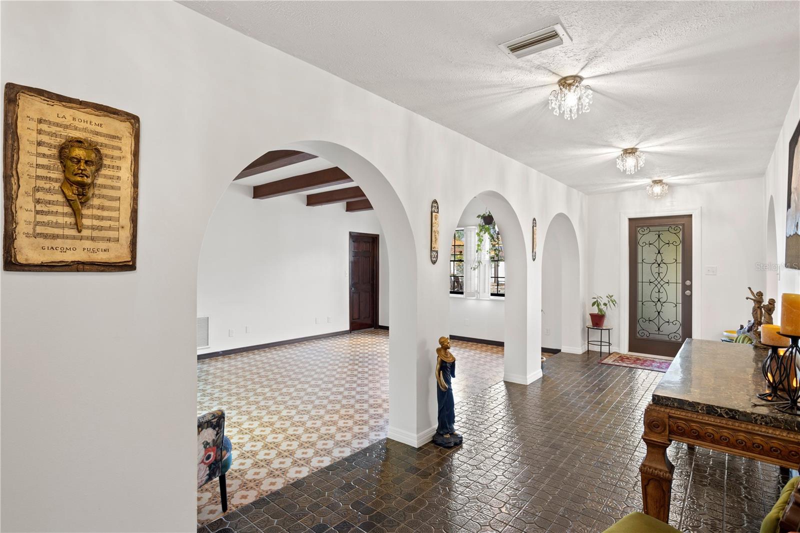 Front foyer entry hallway