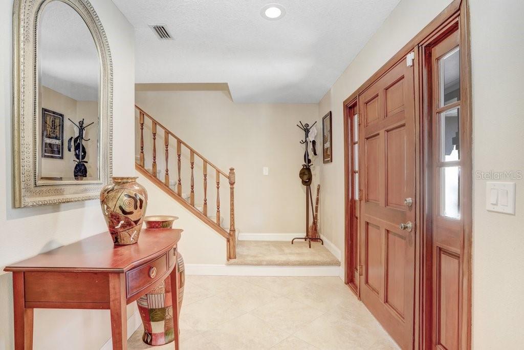 Foyer with view to 2nd floor