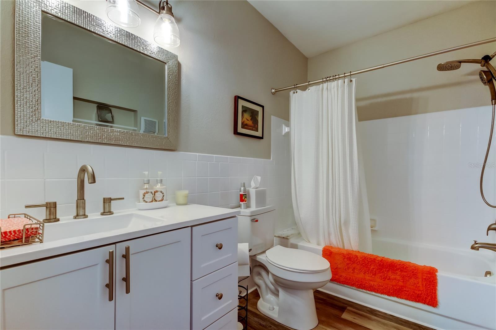 Guest Bath with Tub/Shower