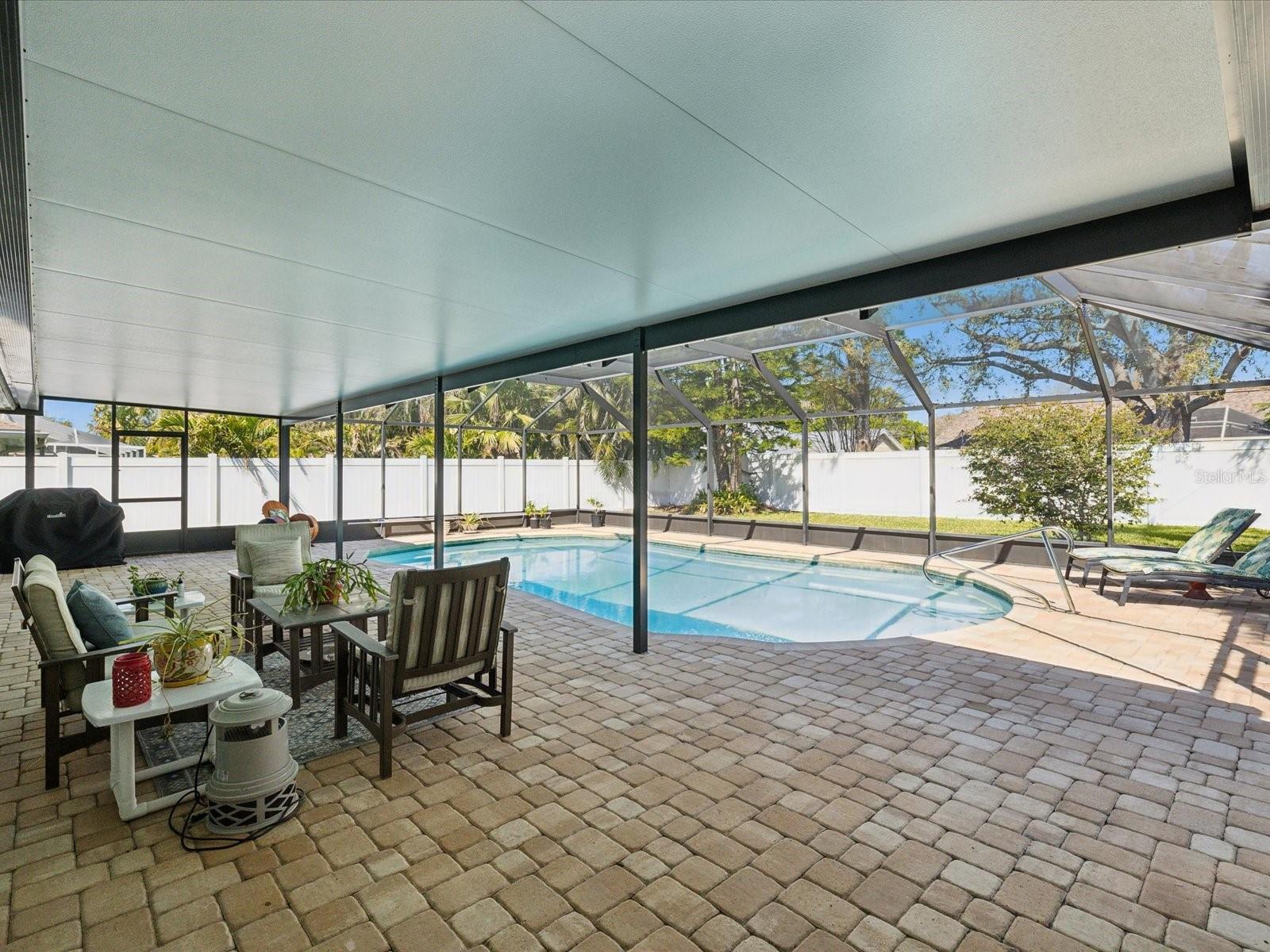 Large Covered Patio w/ Pavers