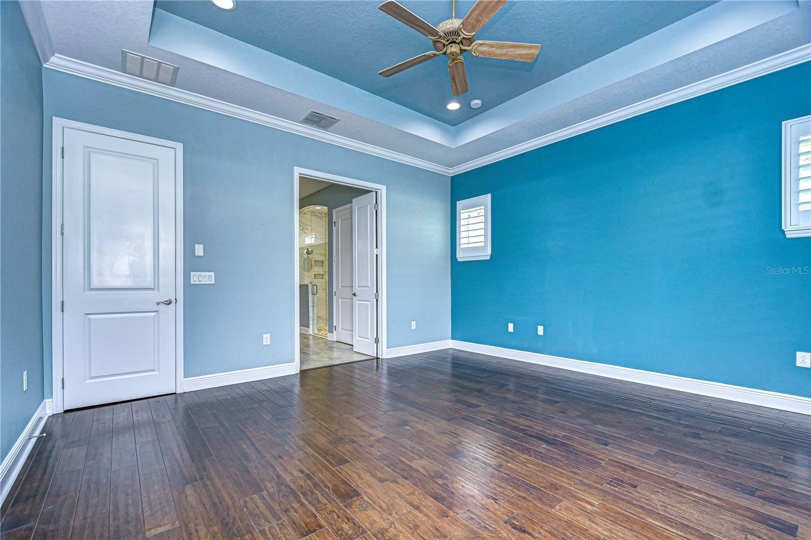 GORGEOUS trayed ceiling with crown molding makes this room elegant!