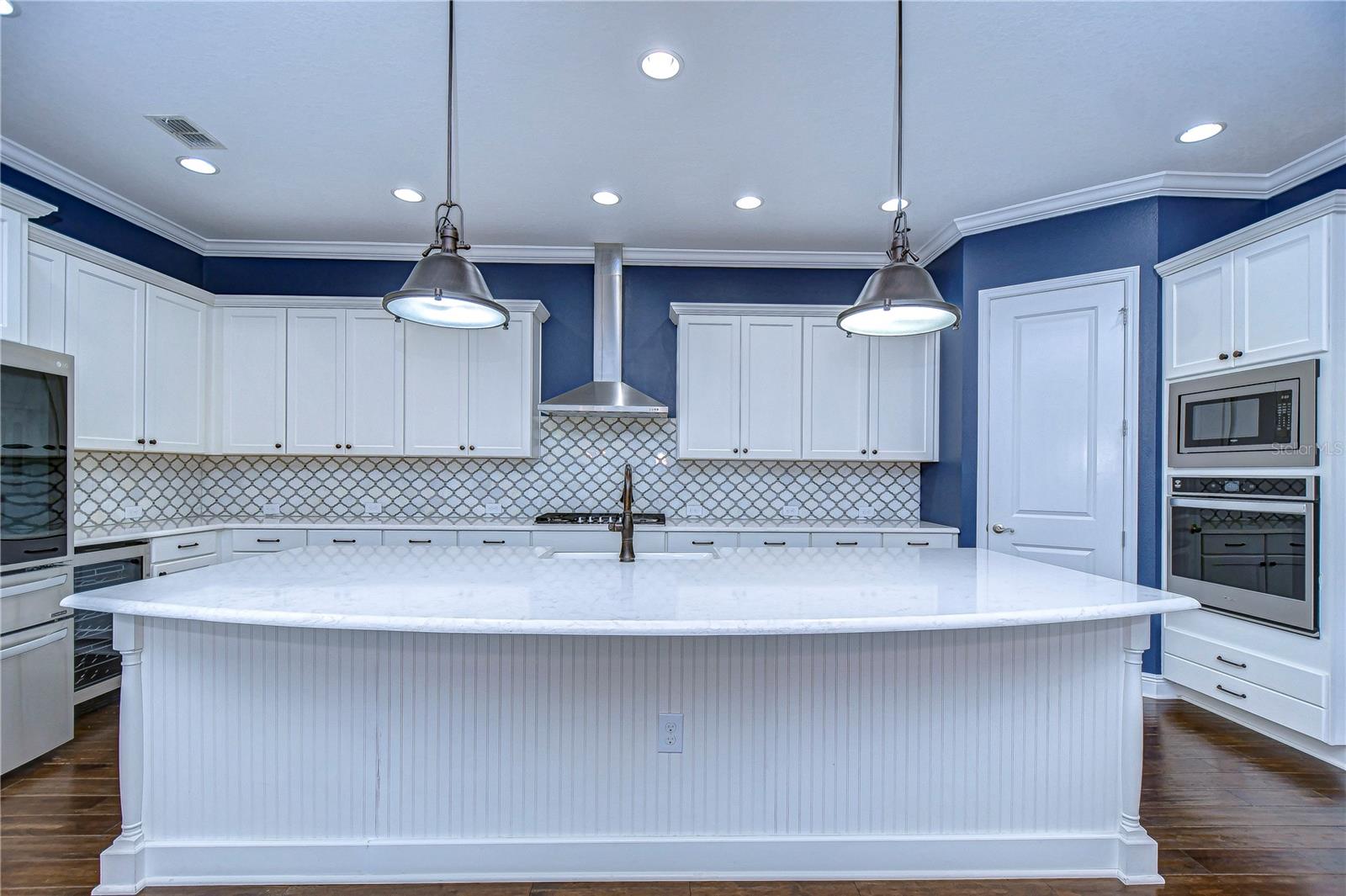 Gourmet kitchen with beautiful breakfast bar!