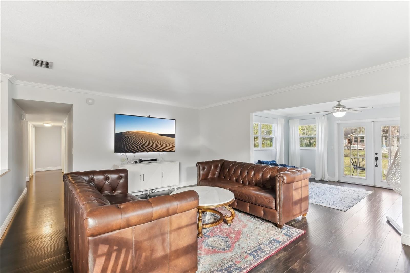 Centrally located Living Room