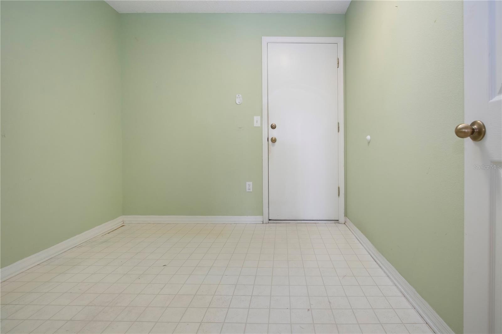 Bonus room/laundry room with solar tube