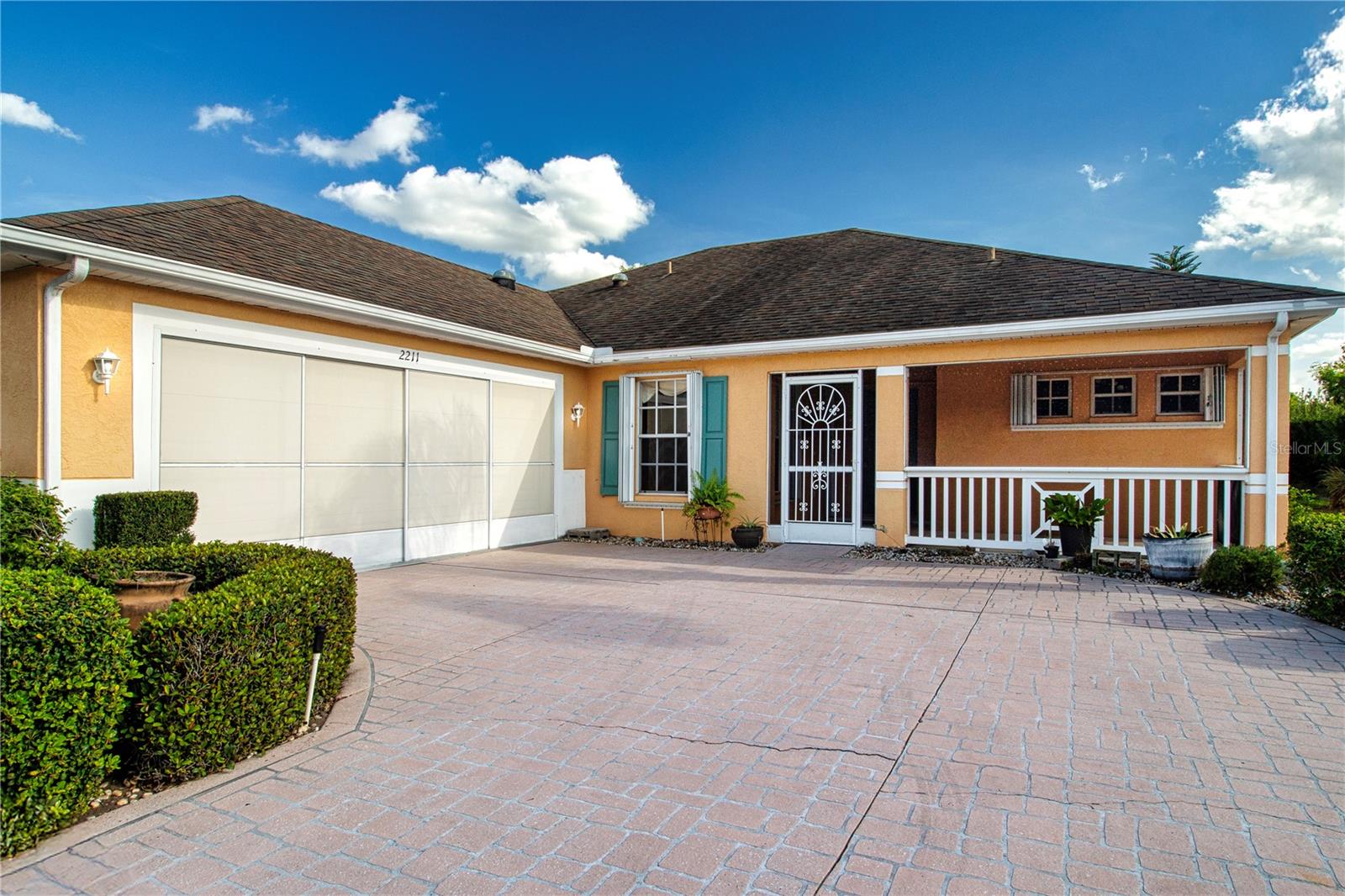 Side loading garage w/screens & covered front porch