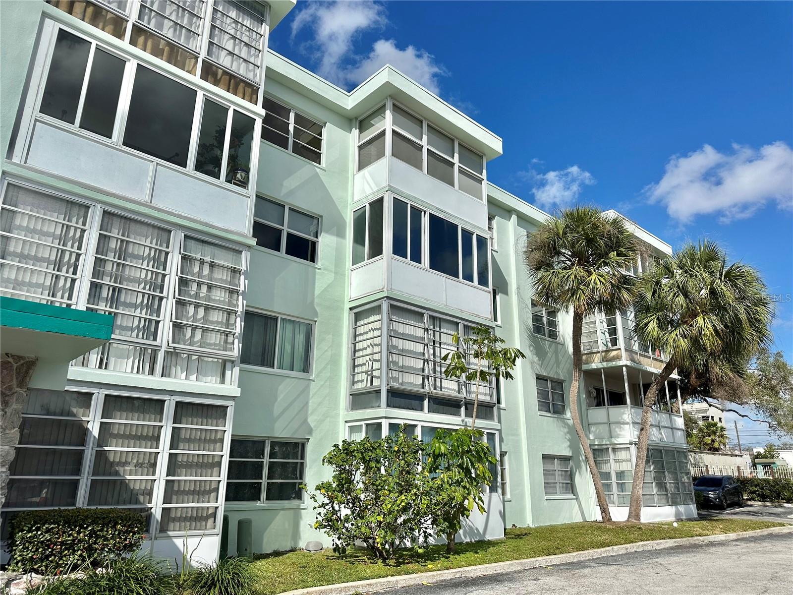 3rd-floor Unit Has High-Impact Hurricane Windows