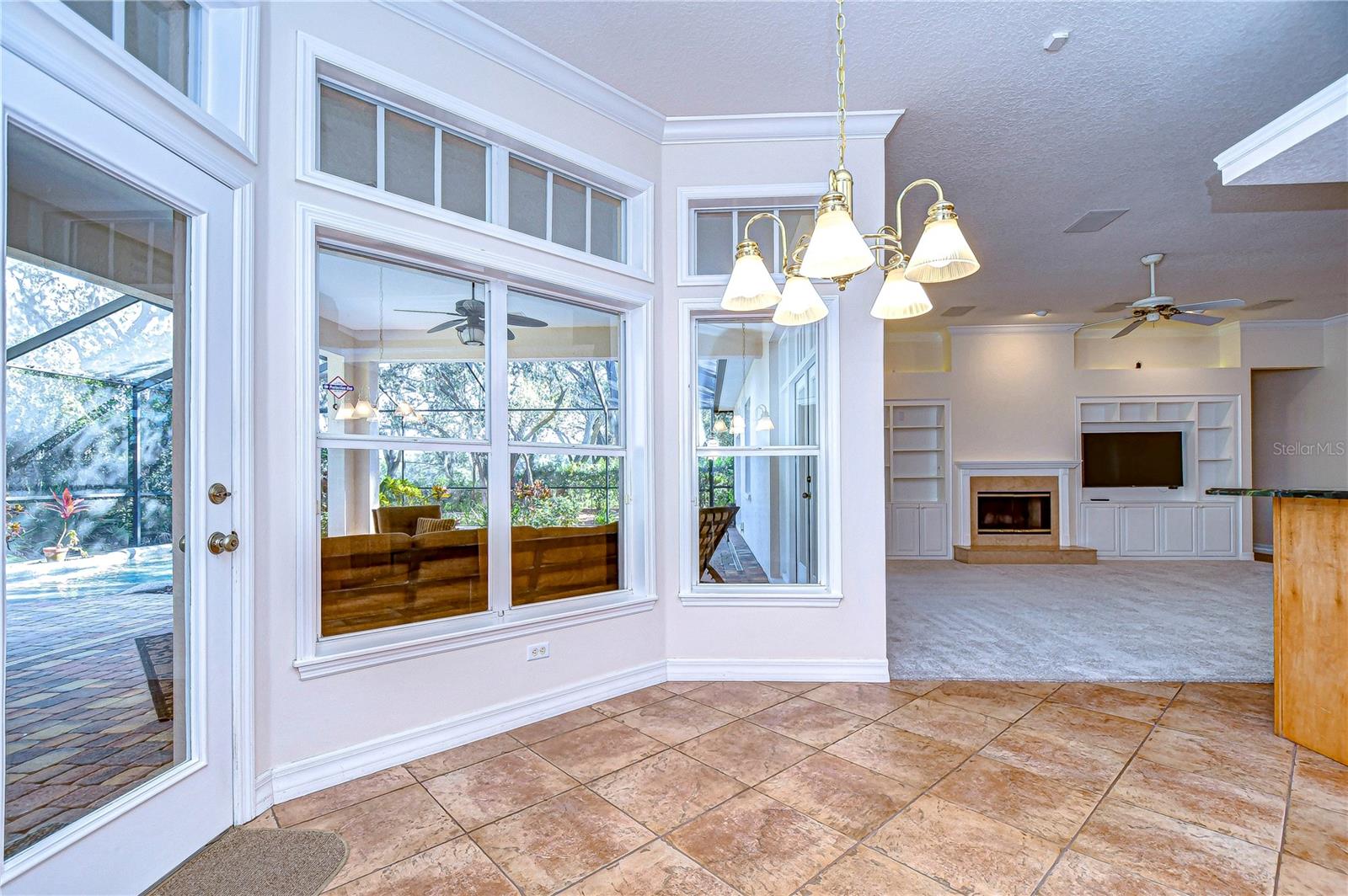 Additional dining area with gorgeous view!