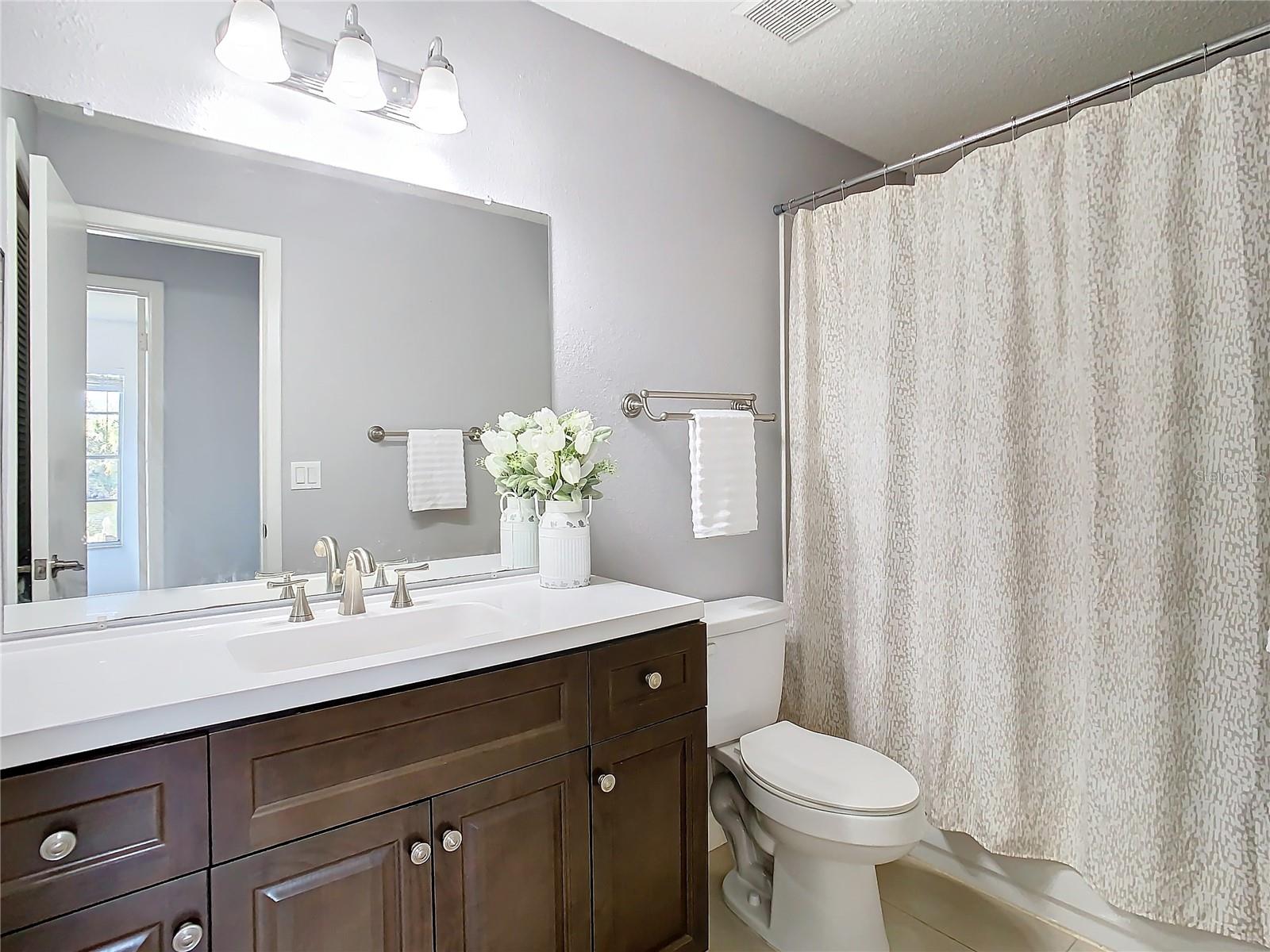 Bathroom 2 with Shower and Tub