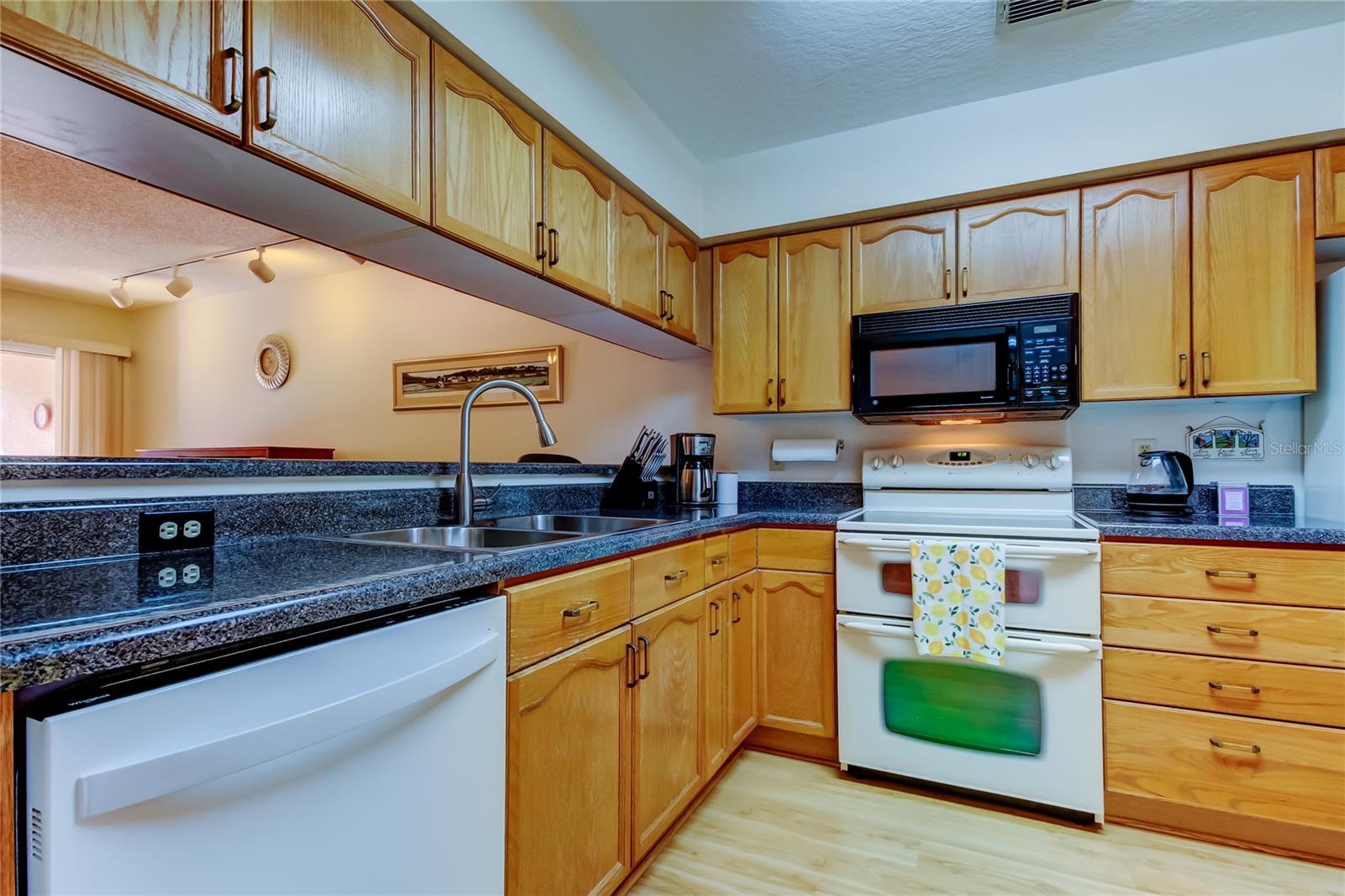 38. Kitchen (9.1' x 15.3') Dishwasher (2018) & a Double Oven!