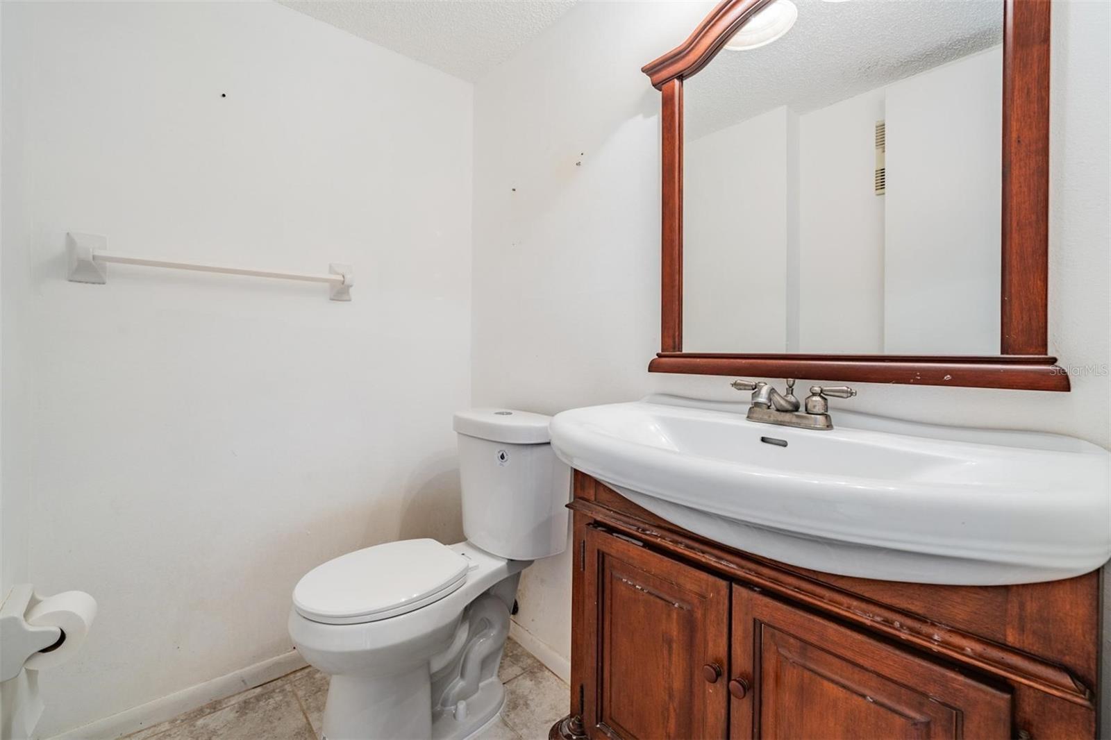 1/2 Bath off hallway