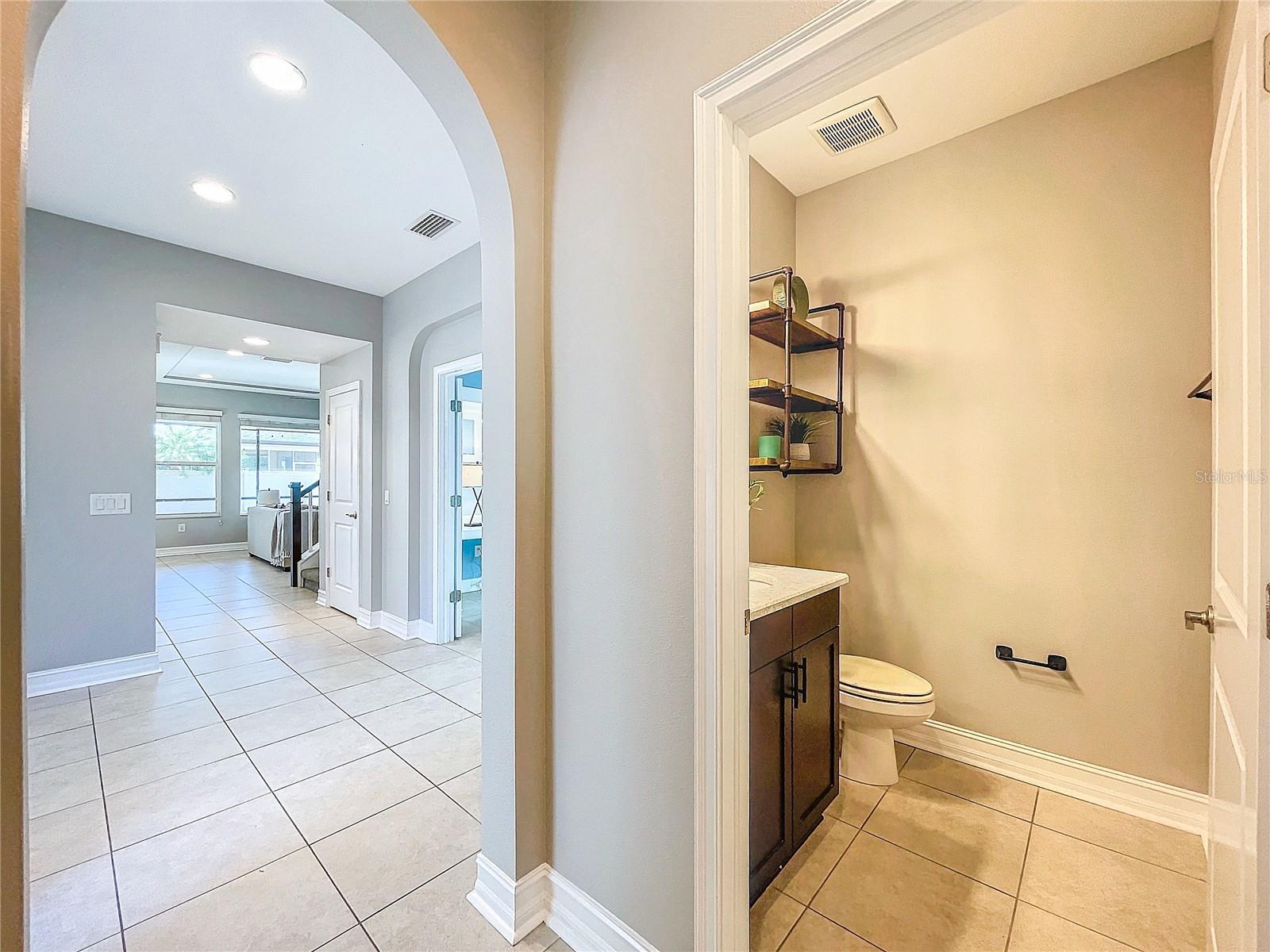 1/2 bath / Foyer