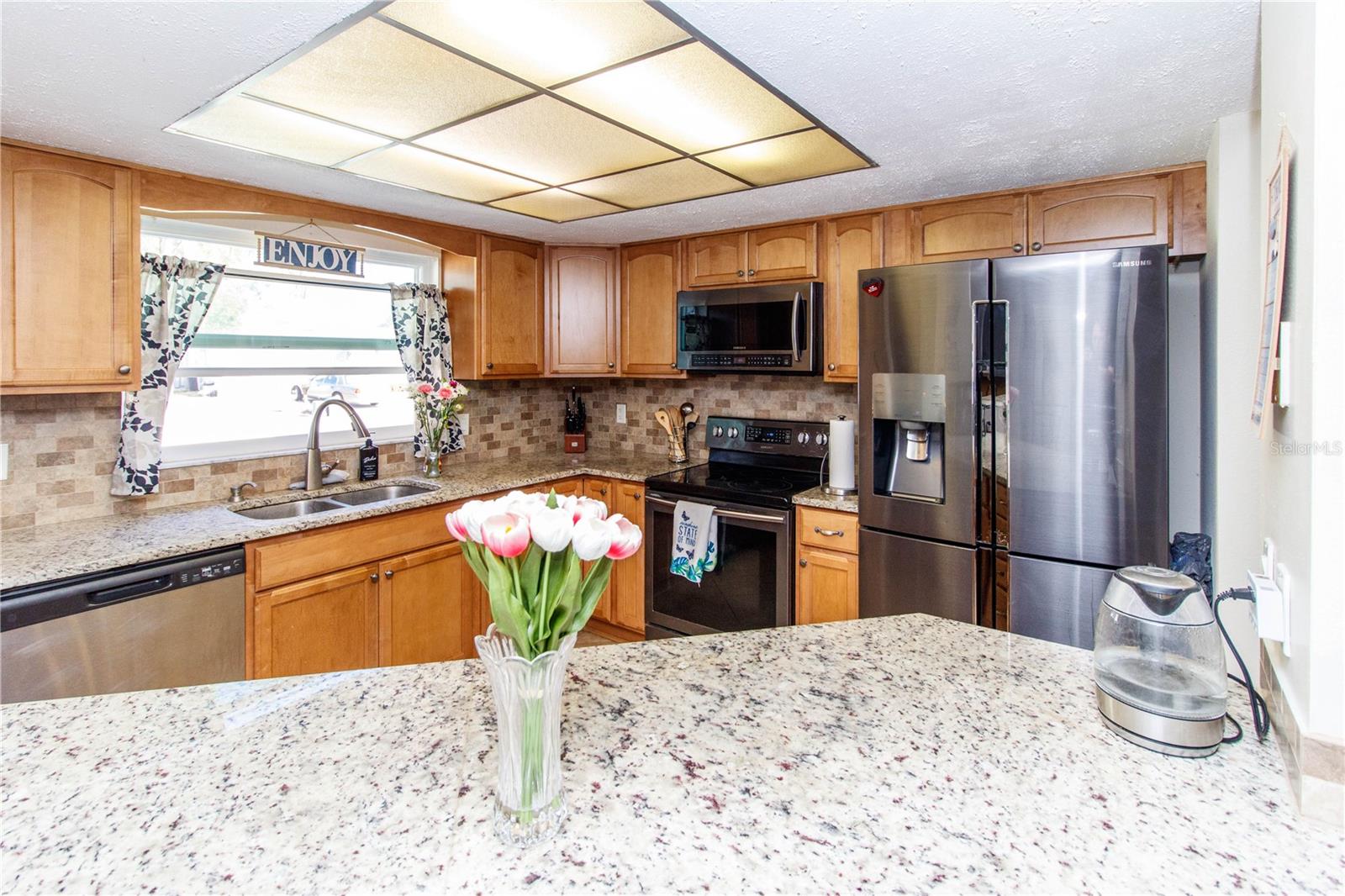 gourmet kitchen, granite counter tops, stainless steel.