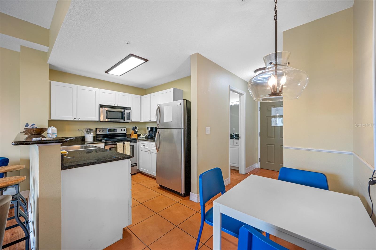 Full Kitchen with Breakfast Bar & Dining Area