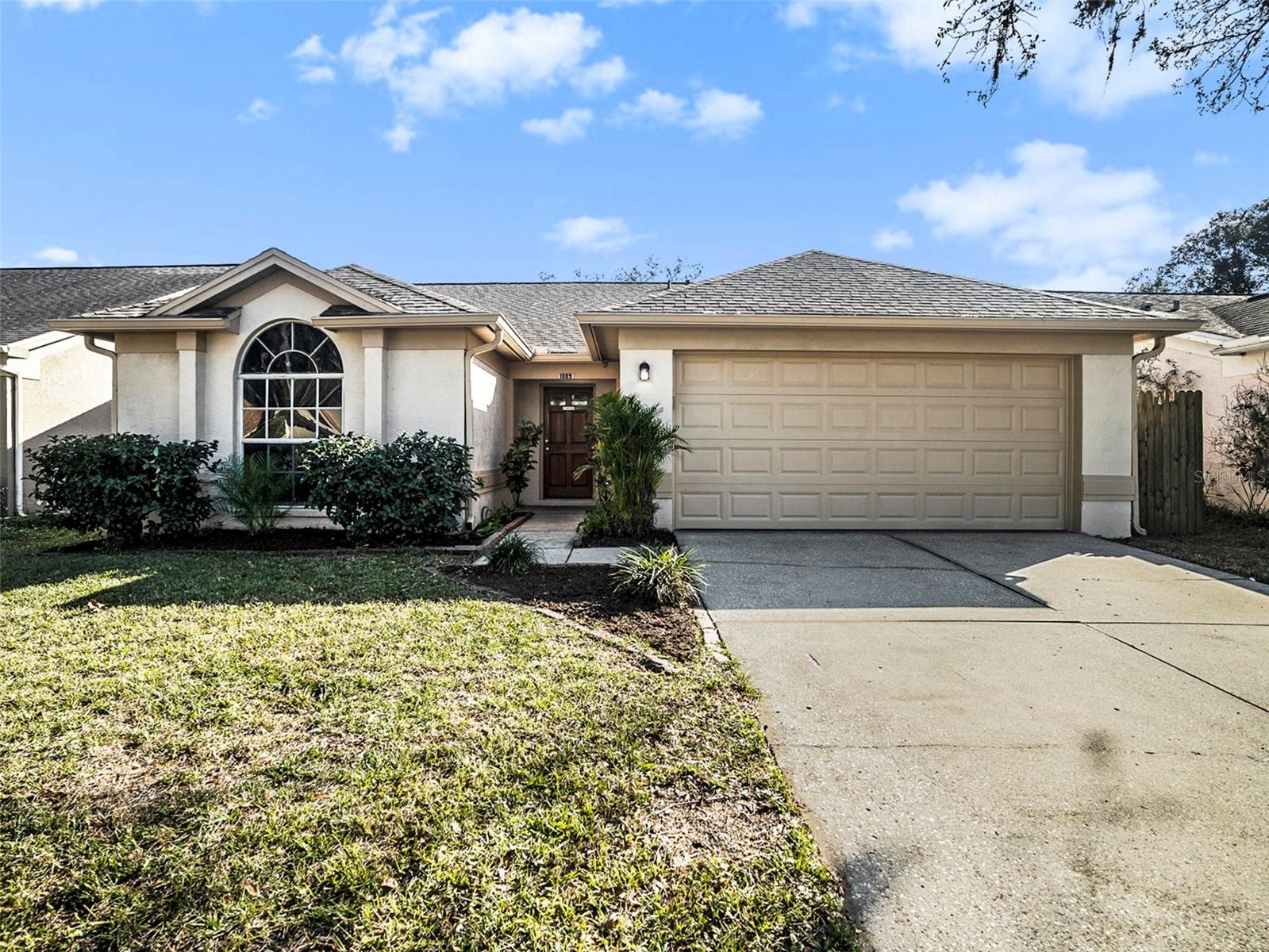 1009 Hardwood Dr, Valrico FL 33596 - Front