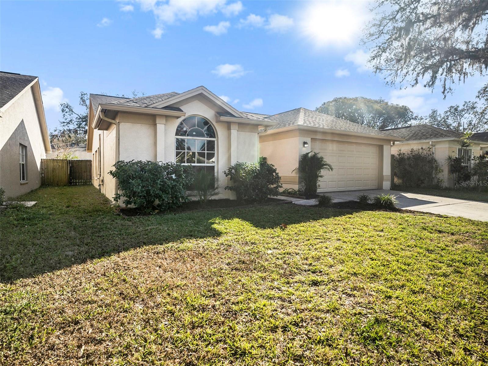 1009 Hardwood Dr, Valrico FL 33596 - Front