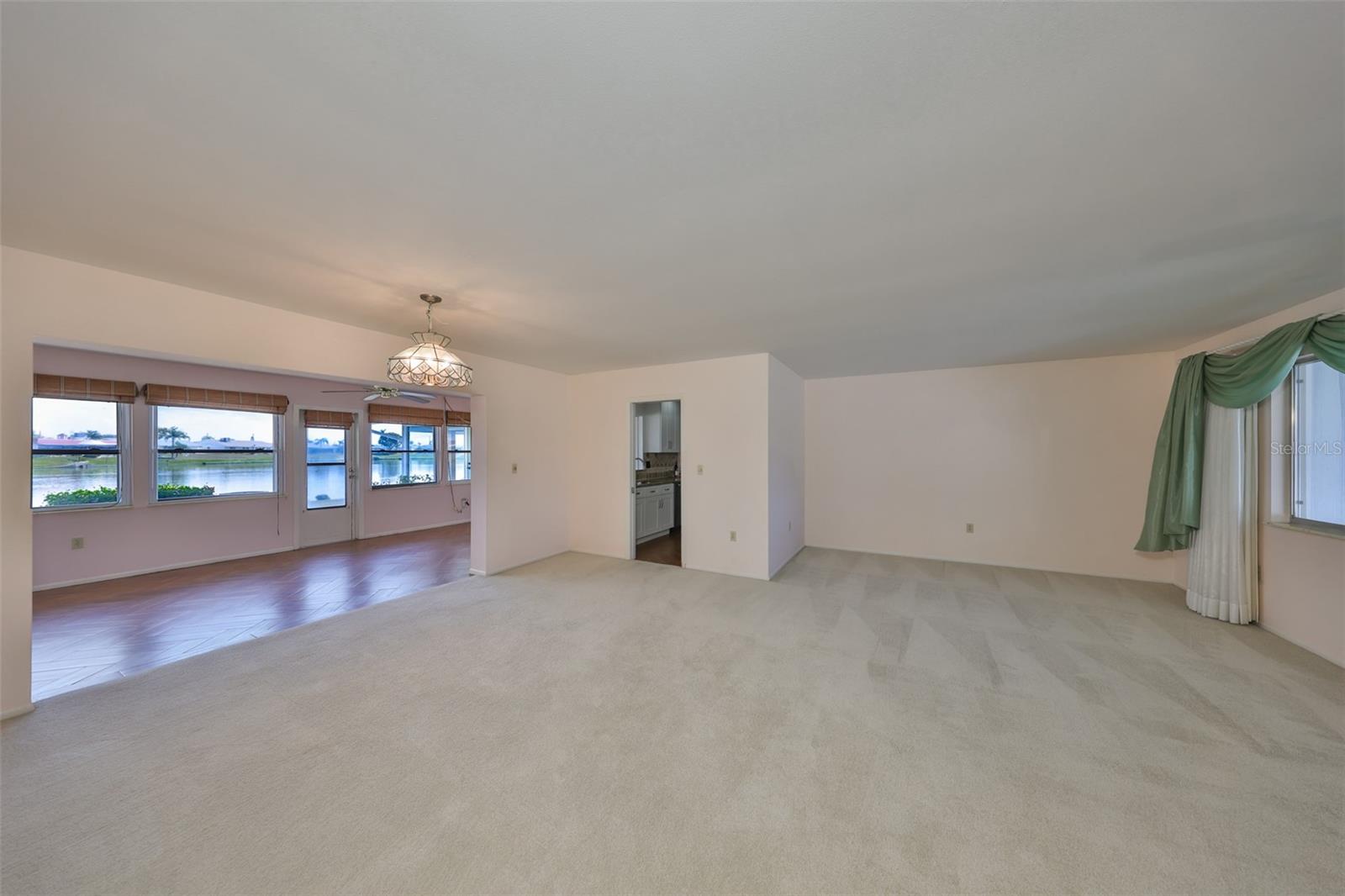 Looking into the Florida room from the Living/Dining.  LOOK AT THAT MILLION DOLLAR VIEW!