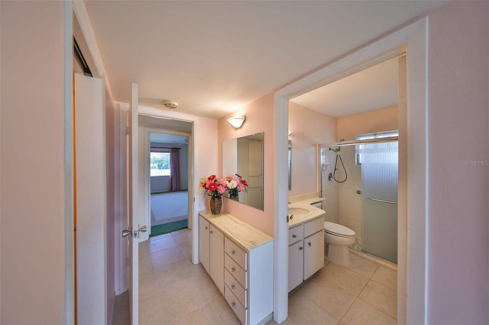 Main ensuite with walk in closet.