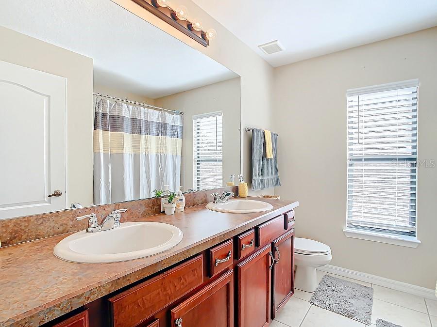 Upstairs bath adjacent to the bonus room