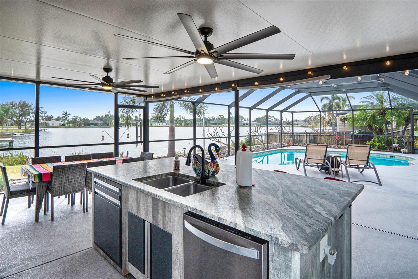 Exquisite Outdoor Kitchen with Dishwasher