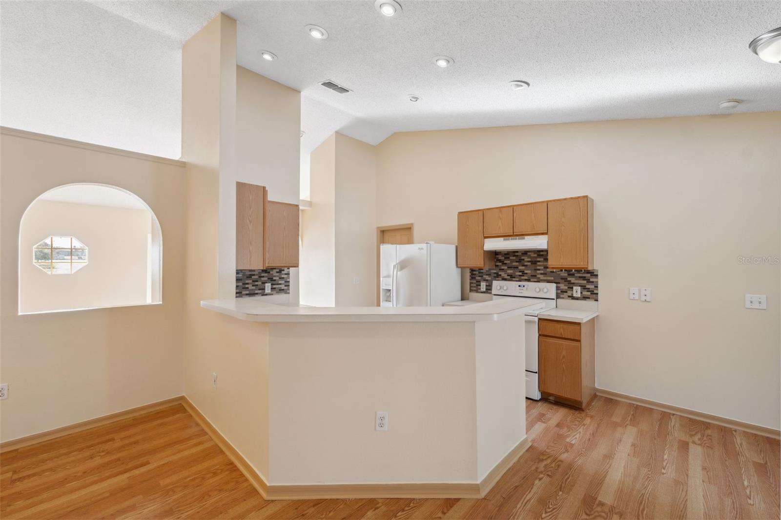 Kitchen w/ breakfast bar