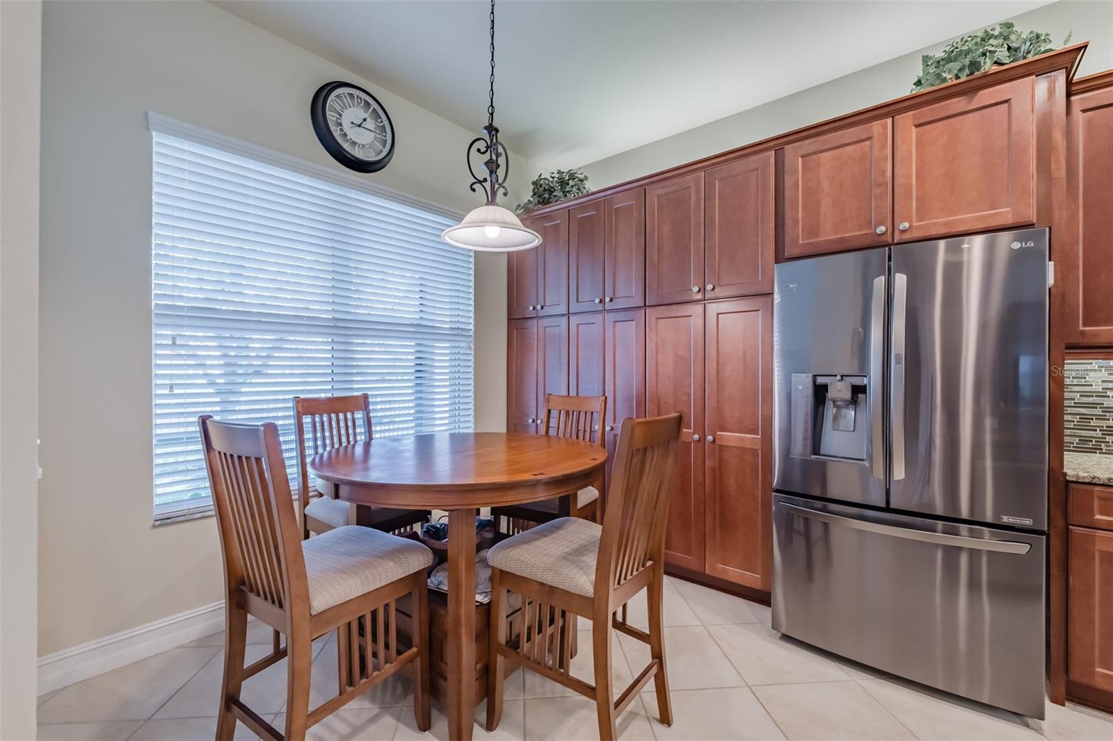 Breakfast nook/casual dining