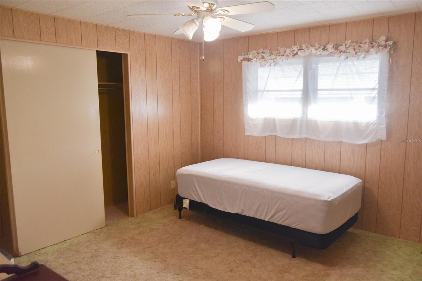 second bedroom with twin bed that conveys