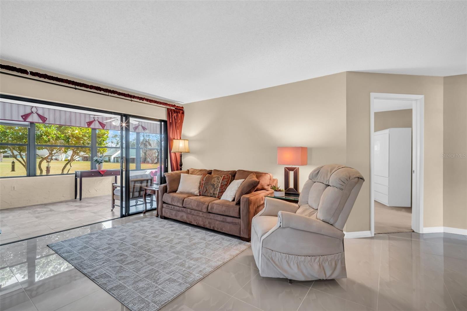 Main living area nicely located between bonus sunroom and hallway to master suite~