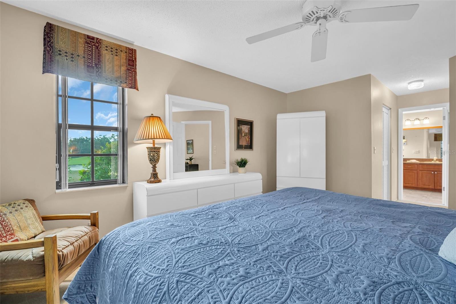 Oversized walk-in closet and beautifully updated en-suite~