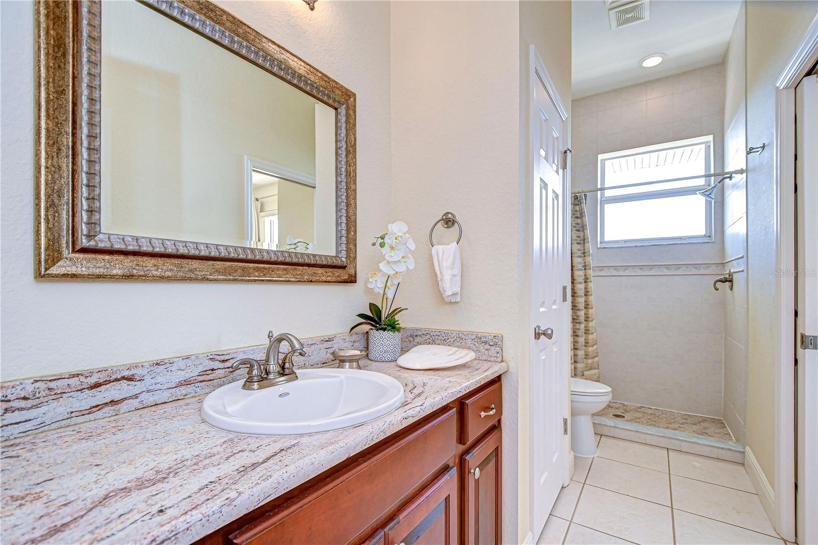 THIS SHARED BATHROOM ON THE 3RD LEVEL IS FULL OF NATURAL LIGHT.