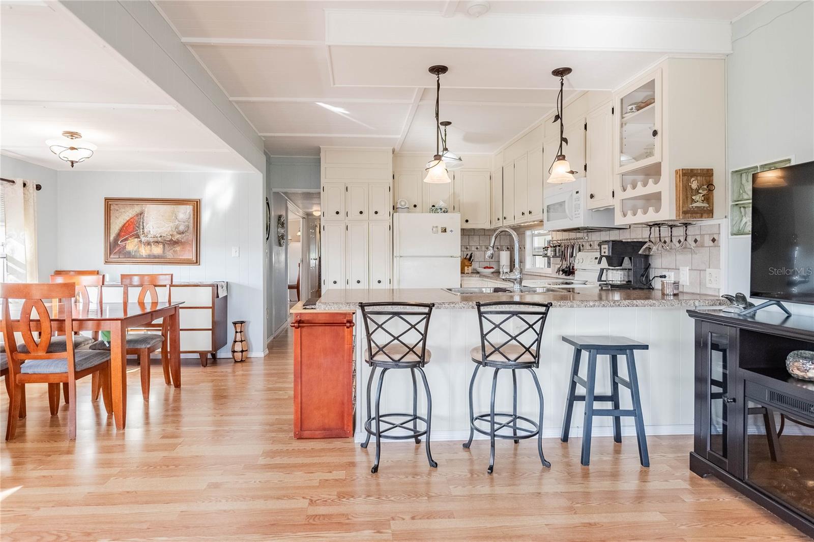 9 foot ceilings in Kitchen and living room