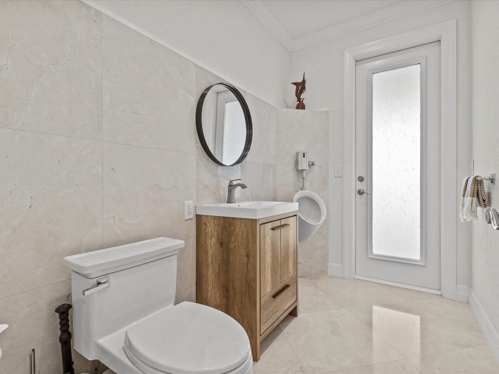 Primary bedroom en suite bathroom