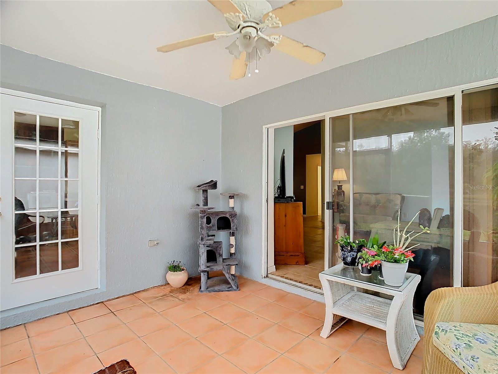 Living room lanai with separate door leading into the dinette/kitchen area