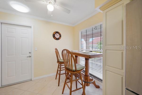 KITCHEN TABLE WITH WINDOW