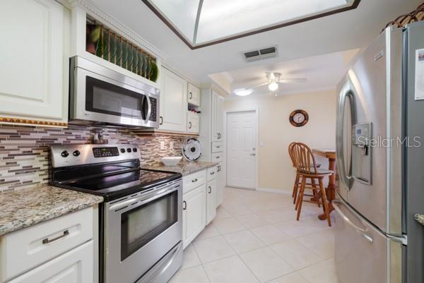 GORGEOUS SPACIOUS KITCHEN