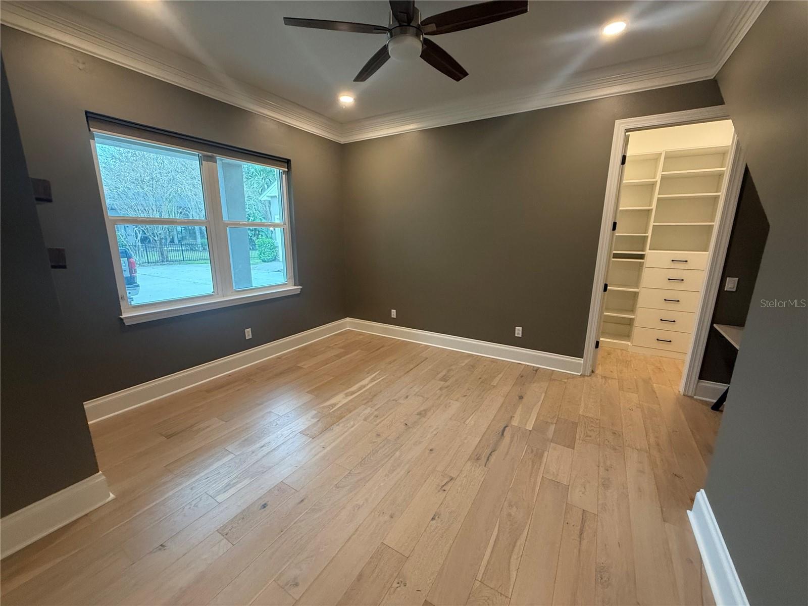 Bedroom with niche for desk or dresser