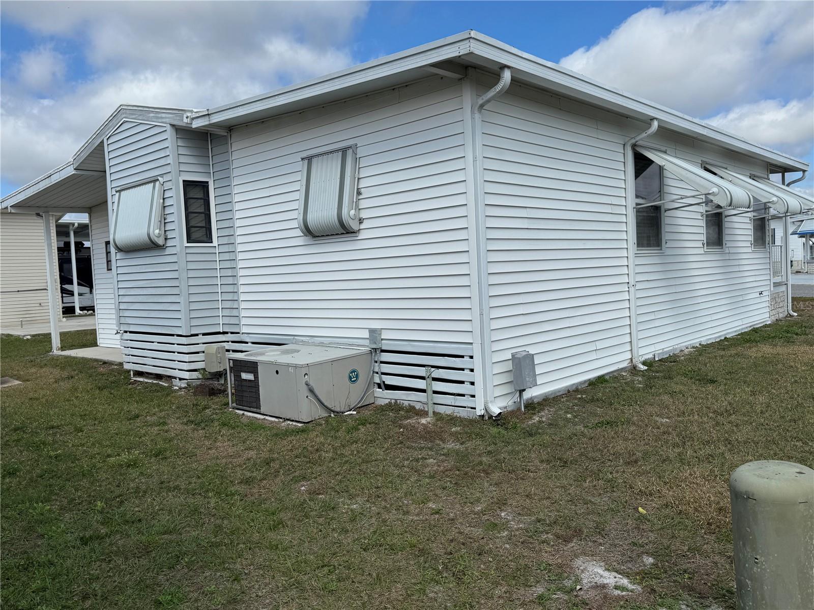 Rear & side showing AC and Storm awnings