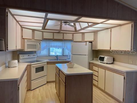 Kitchen - all electric with diswasher in island