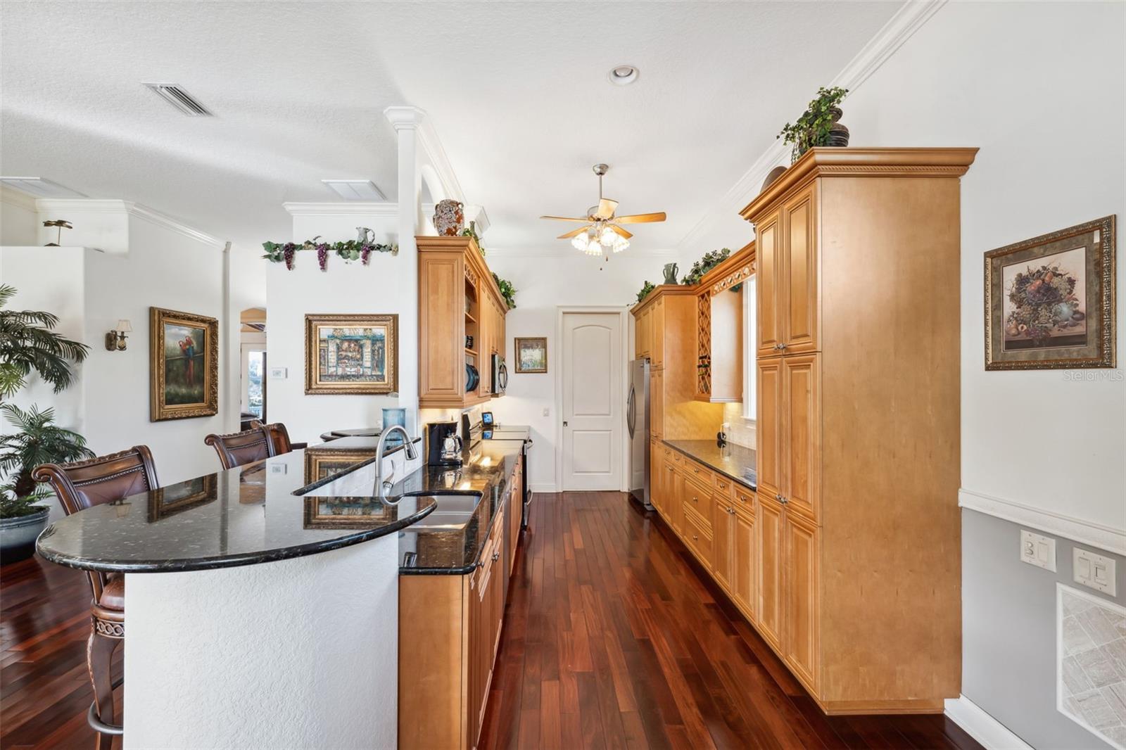 Kitchen w/Breakfast Counter