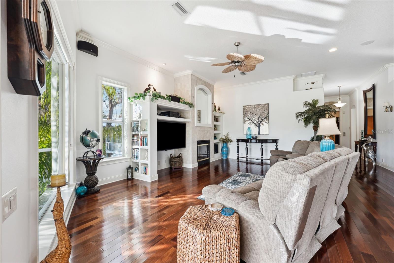 Living Room w/Gas Fireplace