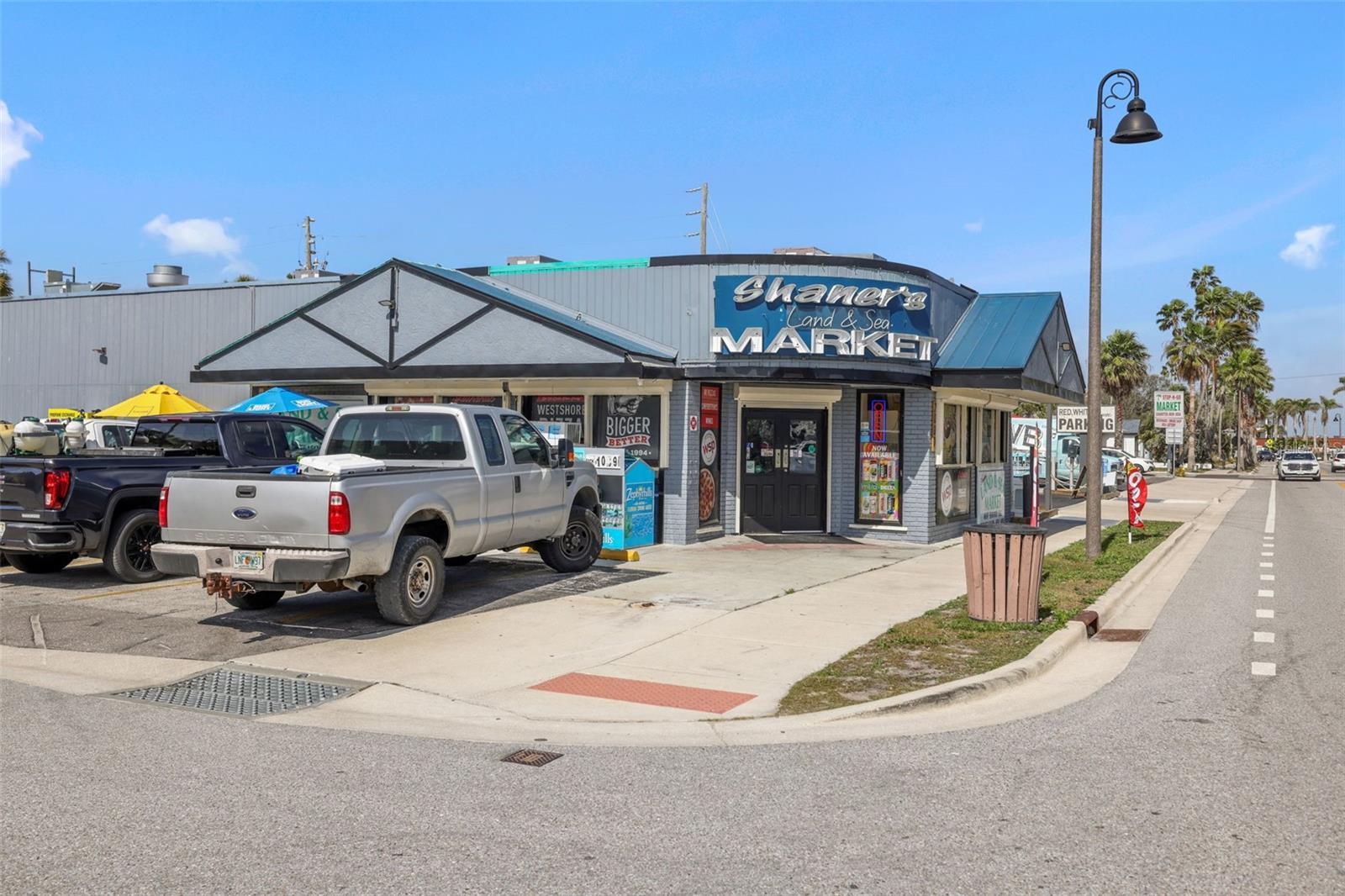 Market 3 Blocks Away by the Beach