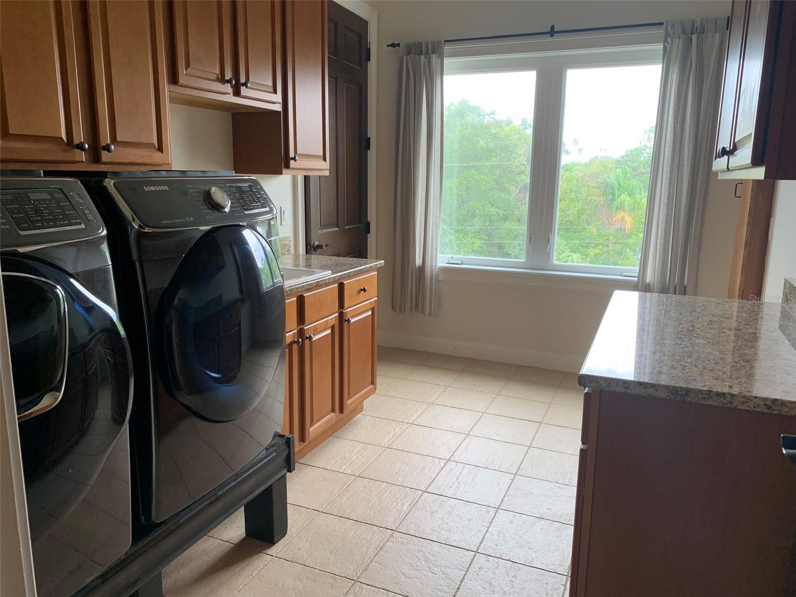 Large laundry room with sink and closet