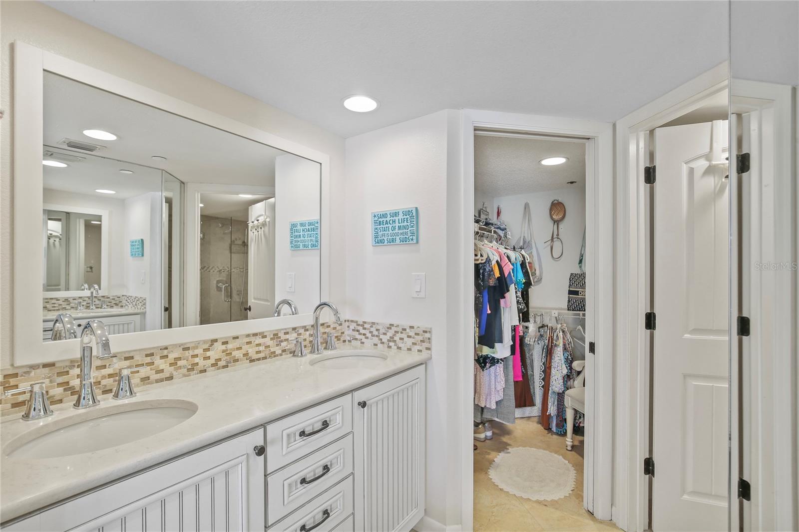 Double sinks make getting ready easy-peasy!