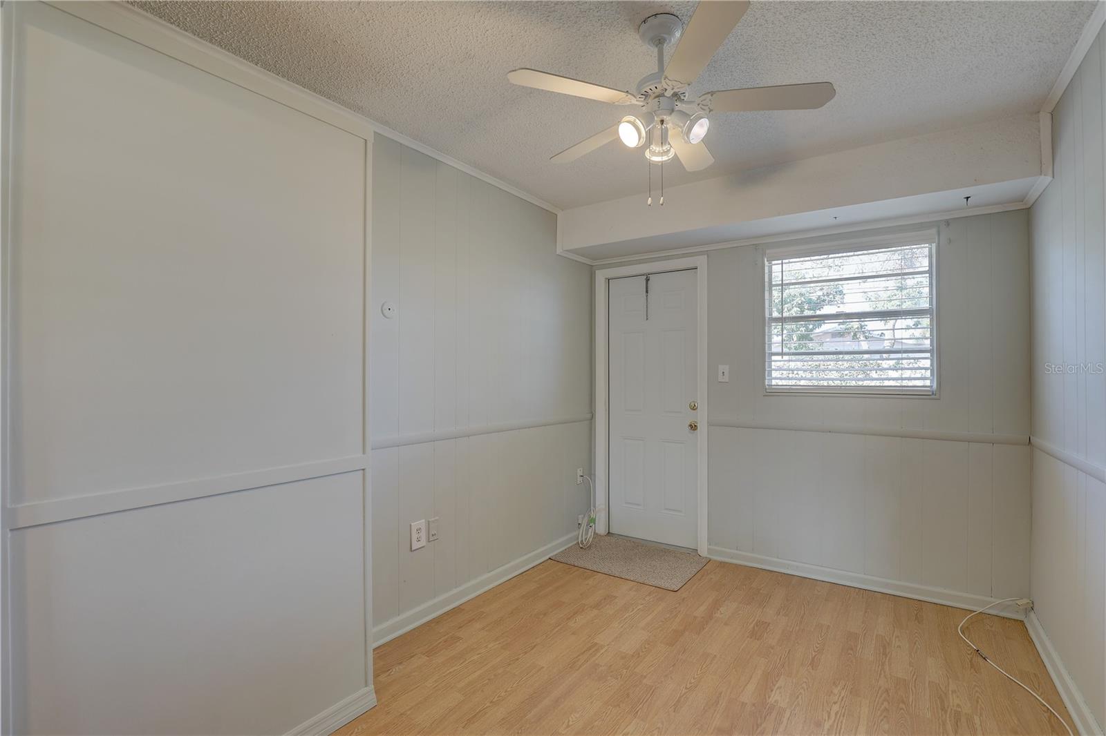Bonus room - make a great office or craft room