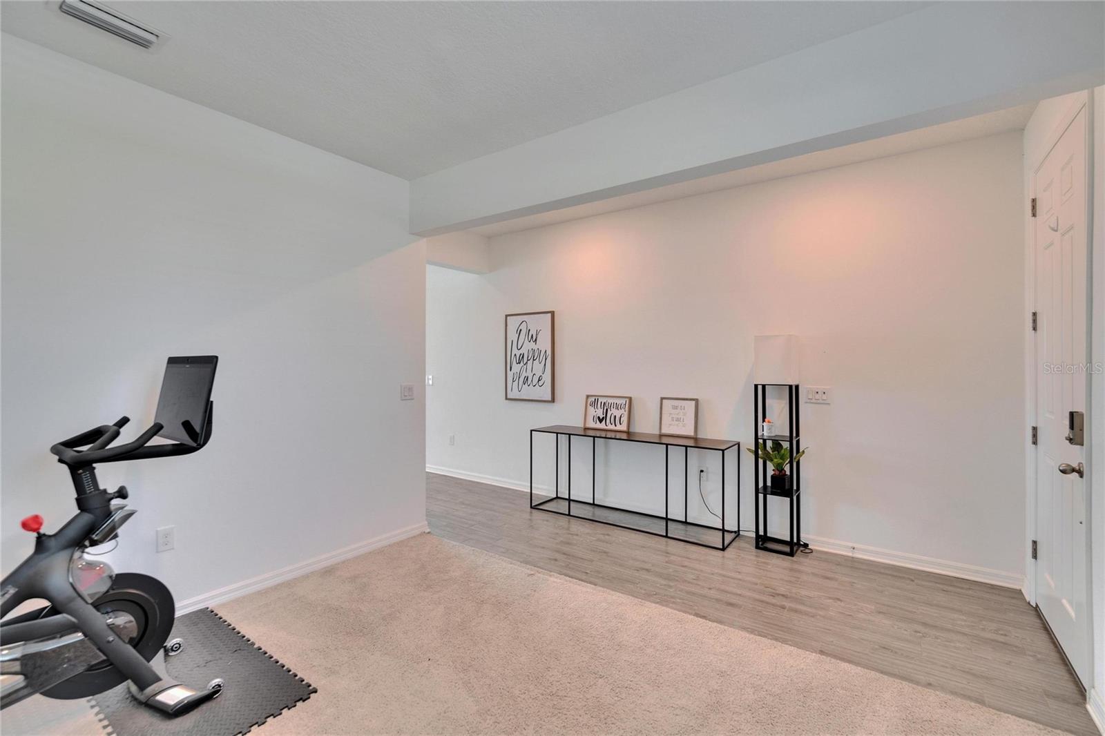 Formal Dinning Room| Formal Living Room| Foyer